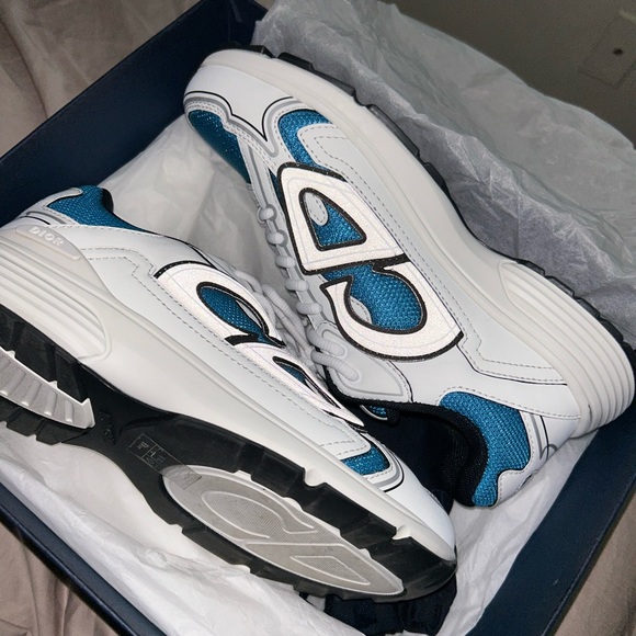 Only worn once , Comes with box and extra shoe strings ( - Picture 4 of 4